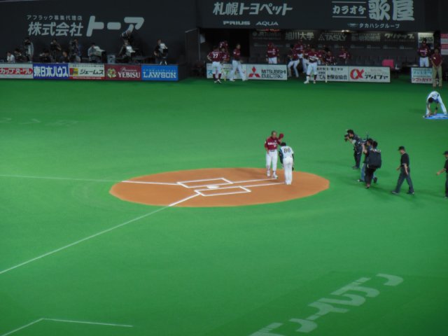 挨拶をする星野監督と栗山監督